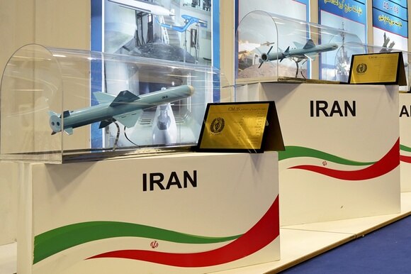 Modellini di armi iraniane in mostra a Doha.