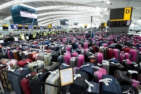 migliaia di valigie nella hall di un aeroporto