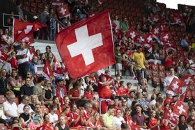 tifosi allo stadio con bandiere svizzere