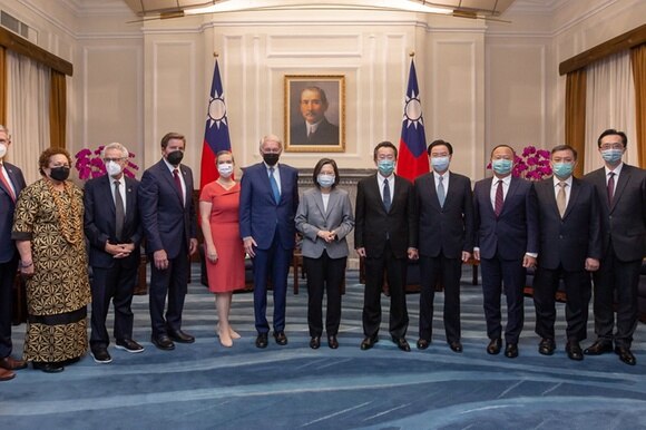 diplomatici in piedi uomini e donne tutti indossano la mascherina