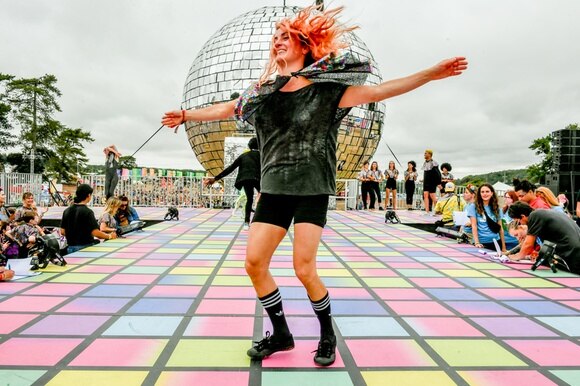 persona che balla su una piattaforma colorata