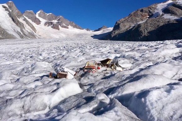 resti di un aereo su un ghiacciaio