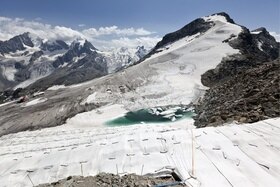 Teloni bianchi stesi sul ghiacciao del Corvatsch per proteggere il ghiacciaio da un ccelere scioglimento