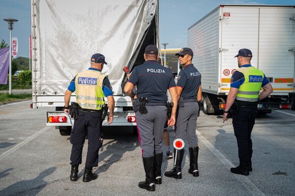 poliziotti controllano un camion