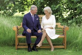 Carlo e Camilla seduta su una panchina.