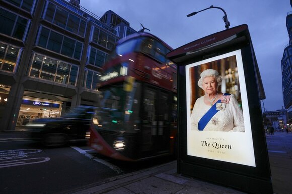 foto della regina a una fermata di autobus