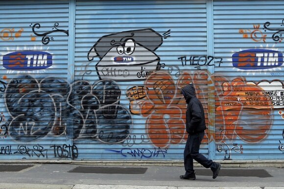 persona davanti a un graffiti
