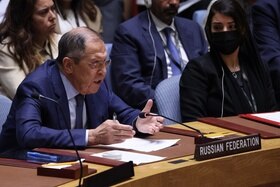 Lavrov mentre parla durante la seduta del Consiglio di sicurezza dell ONU.