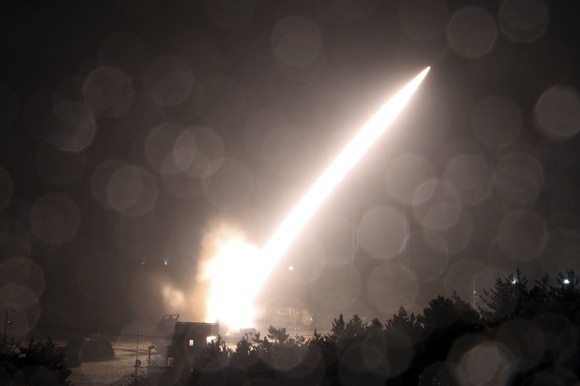 Un missile appena lanciato durante le manosvre congiunte tra Corea del Sud e Stati Uniti.