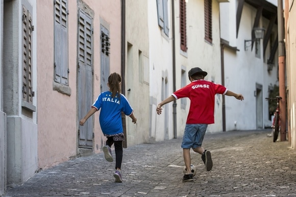Una ragazzina e un ragazzino con le maglie di Italia e Svizzera.