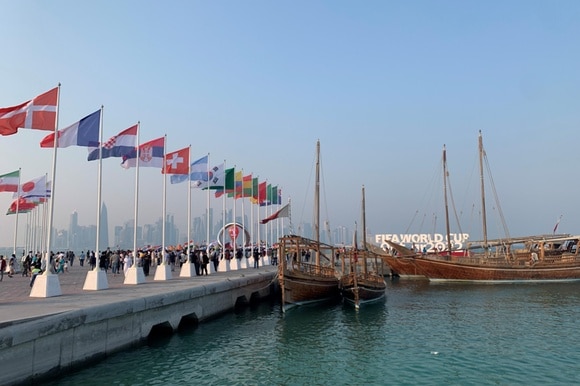 Flaggen Fussball Weltmeisterschaft Doha im Hintergrund die Skyline und FIFA Worldcup