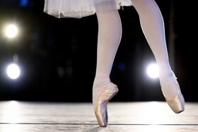 Particolare dei piedi di una ballerina classica in azione.
