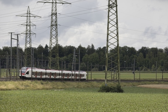 Un treno delle FFS mentre viaggia tra i tralici elettrici.