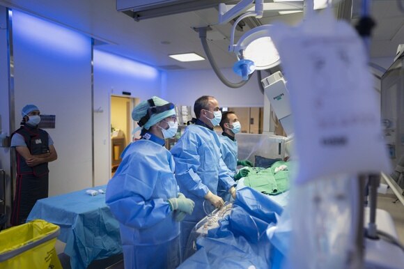 Operatori sanitari in una sala operatoria dell ospedala universitario di Losanna.