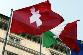 Le bandiere ti Svizzera e Italia.