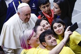 Giovani che si fanno un selfie con Papa Francesco