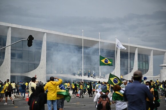 Il Congresso brasiliano preso d assalto dai sostenitori di Bosonaro vestiti con i colori della nazionale di calcio.