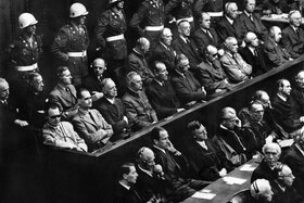 persone sedute in un tribunale in una foto in bianco e nero