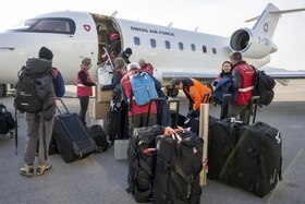 La squadra di specialisti elvetici all aeroporto di Belp (Berna) si imbarca per la Turchia.