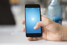 Applicazione LinkedIn aperta su uno smartphone