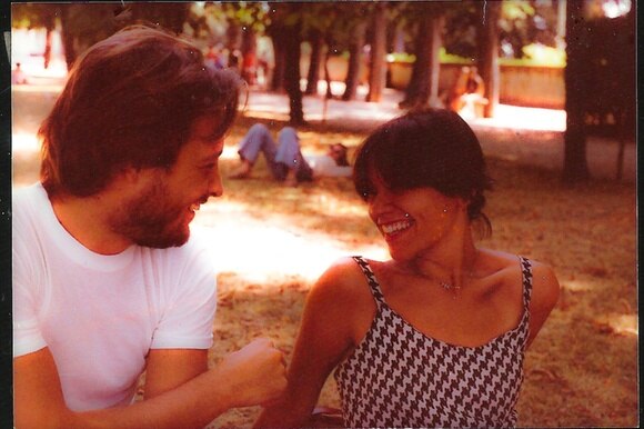 Markus Wiedemeier e sua moglie Maria seduti sul prato di un parco