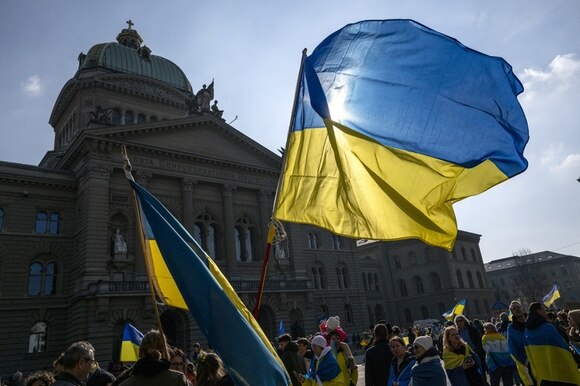 I colori dell Ucraina davanti a Palazo federale a Berna.