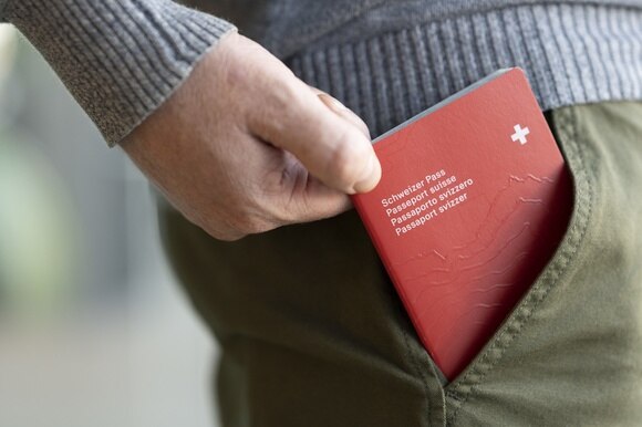 Un passaporto non semplice da ottenere, anche per gli stranieri di lunga data.
