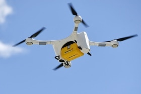 Un drone trasporta un pacco della Posta svizzera.