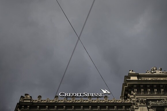 Edificio del Credit Suisse sotto un cielo tempestoso