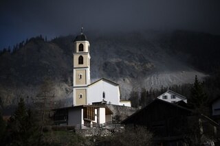 La chiesa in cima al villaggio.