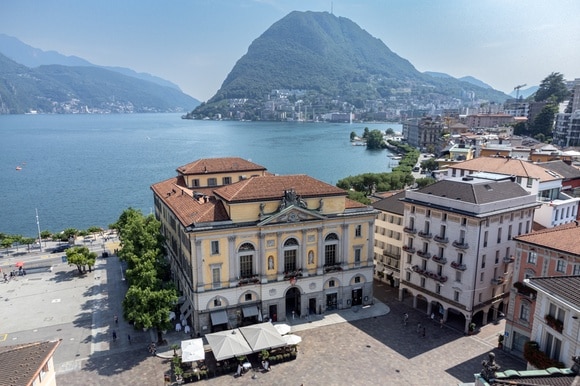Piazza Riforma di Lugano vista all alto con il Municipio e dietro il monte San Salvatore e il lago.