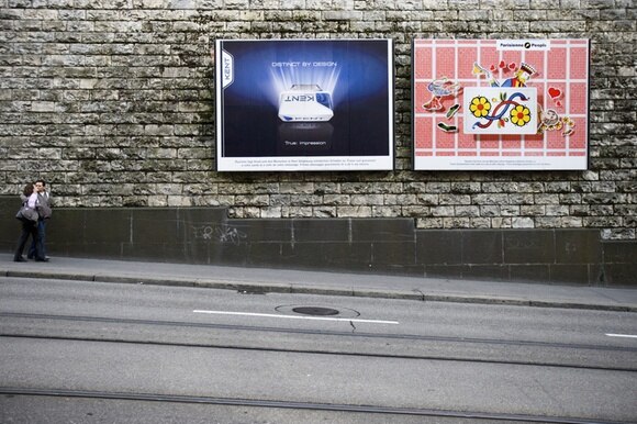 Due pubblicità di sigarette per le strade di Zurigo.