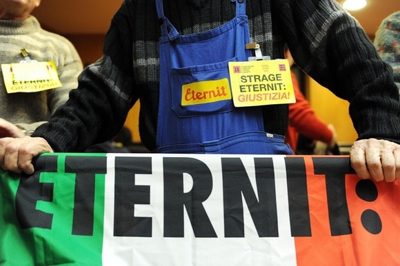 Scritta Eternit su bandiera italiana.