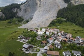 Una frana ha mancato per poco di colpire un villaggio svizzero a Brienz/Brinzauls.