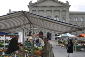 Mercato alimentare sulla piazza Federale di Berna.
