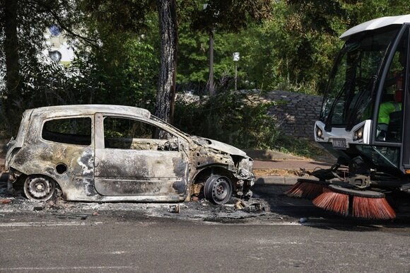 carcassa di auto bruciata