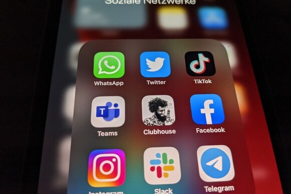 Der Bildschirm eines Handys mit diversen Social Media-Apps.