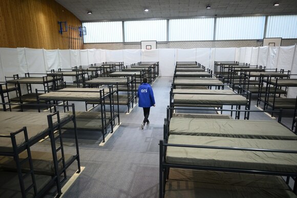 Profughi che si nascondono nella palestra di una scuola. La situazione dei rifugiati in Svizzera è tesa ma non inaspettata.