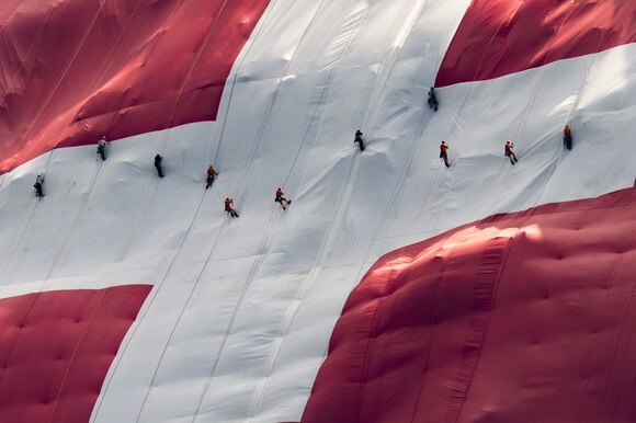 La bandiera svizzera più grande al mondo sulla vetta del monte Säntis per la Festa nazionale svizzera.