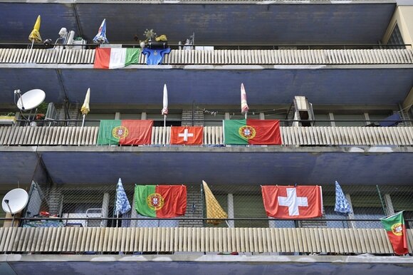bandiere di diversi paesi su balconi