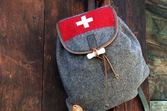 Zaino e pantofole ricavati da materiali usati dell esercito svizzero.