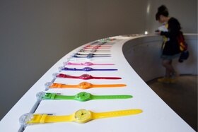 fila di orologi swatch dai colori vivaci