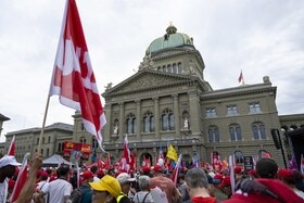 Sabato a Berna fino a 20.000 persone hanno manifestato per ottenere salari e pensioni più alti.