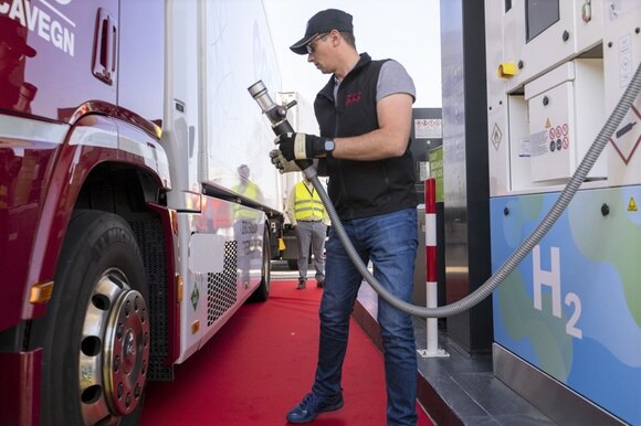 un uomo si appresta a fare il pieno di idrogeno in un camion