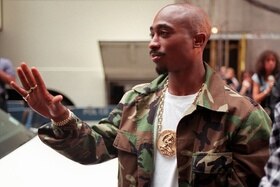 Il rapper Tupac Shakur fotografato tre giorni prima della morte, nel 1996.