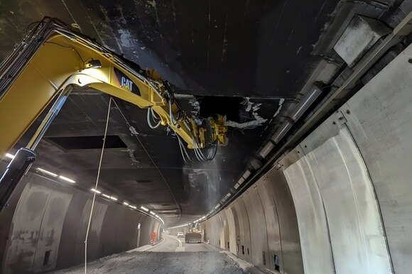 macchinario taglia soffitto di tunnel stradale