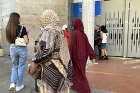 donne con l abaya all esterno di un liceo in francia