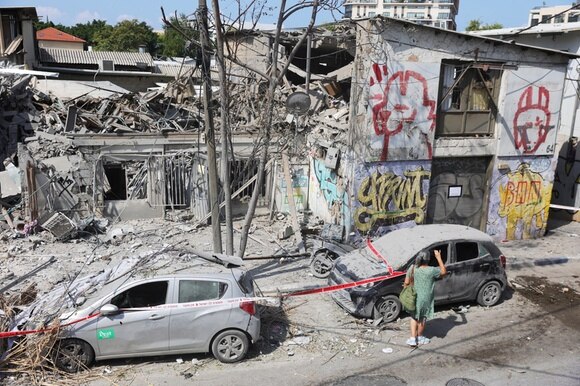 Tel Aviv colpita da un razzo