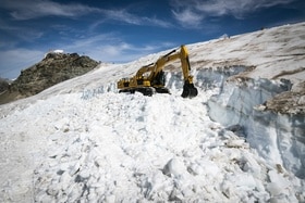 Un escavatore sul ghiacciao del Teodulo