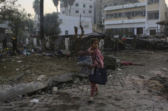 Una bimba palestinese di fronte all ospedale di Gaza distrutto il 17 ottobre 2023.